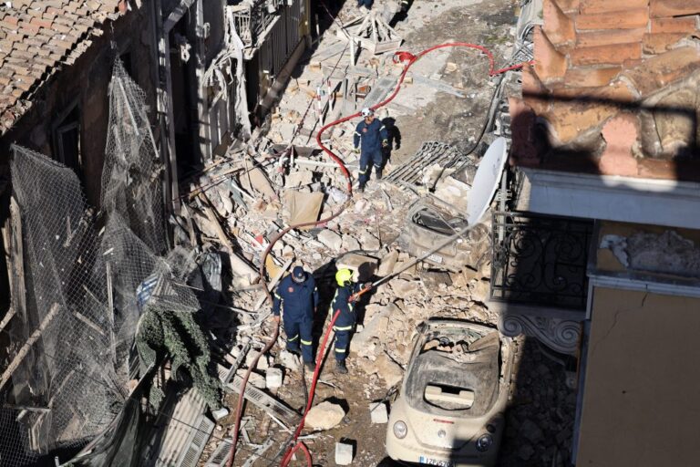 Scene of devastation in Plaka after a powerful explosion; reports of two missing persons (VIDEO)