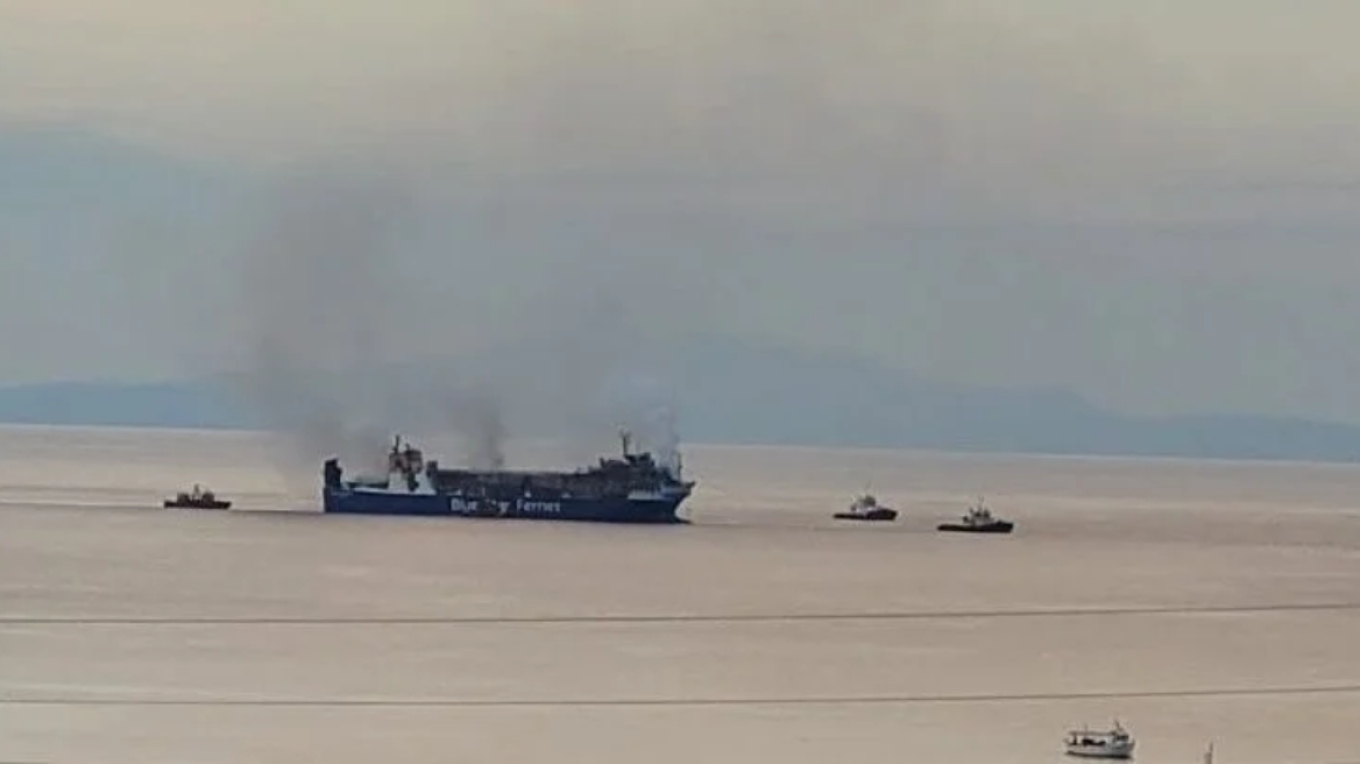 Fire on a cargo ship north of Mykonos is subsiding; all 29 people on board are safe (PHOTO)