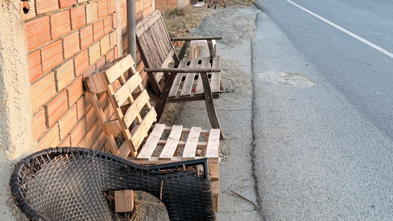 VIDEO: Waiting for the bus on a… pallet-made bench surrounded by trash