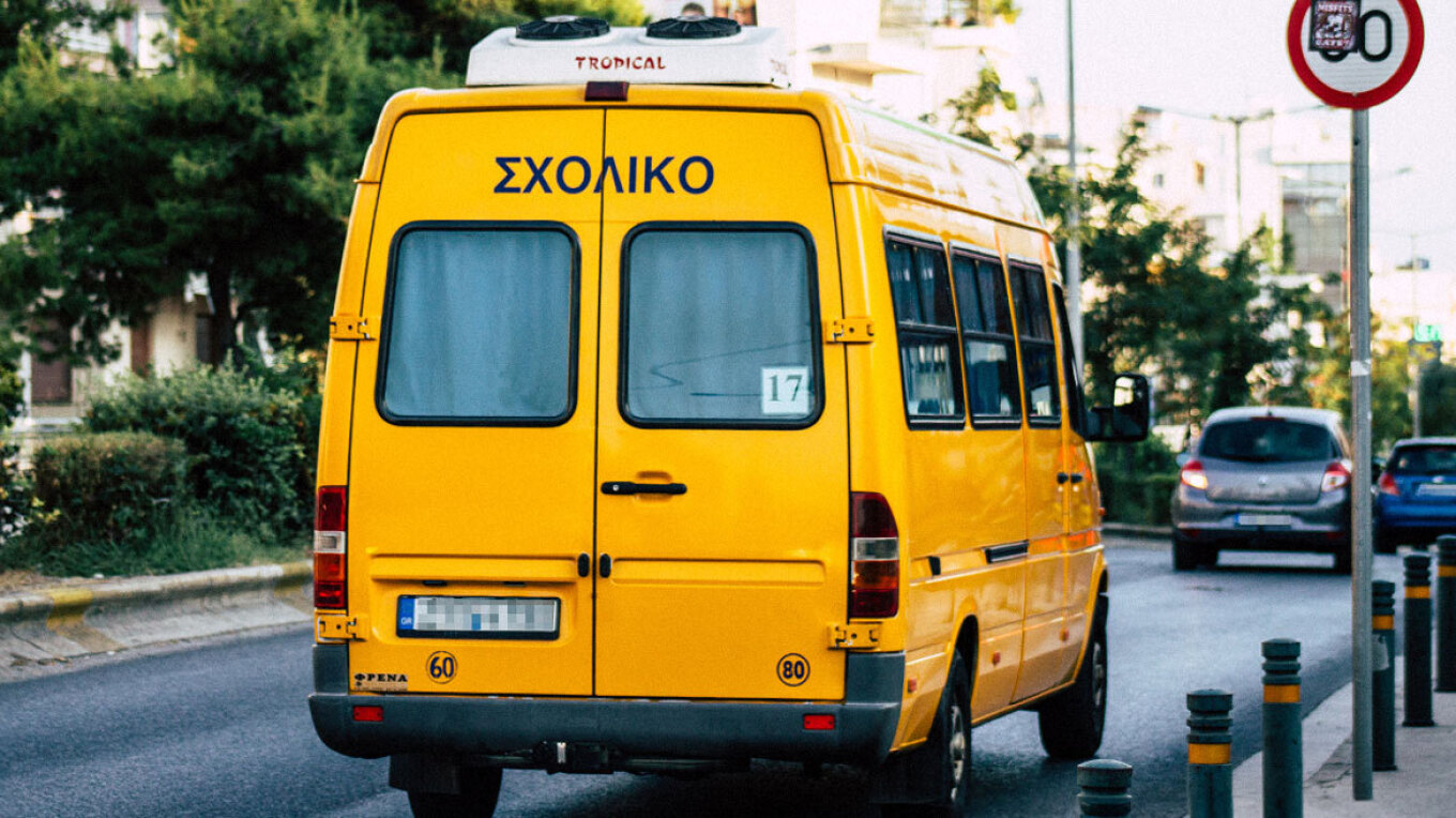 Unbelievable incident in Chania: Preschoolers were left inside a school bus for 5 hours