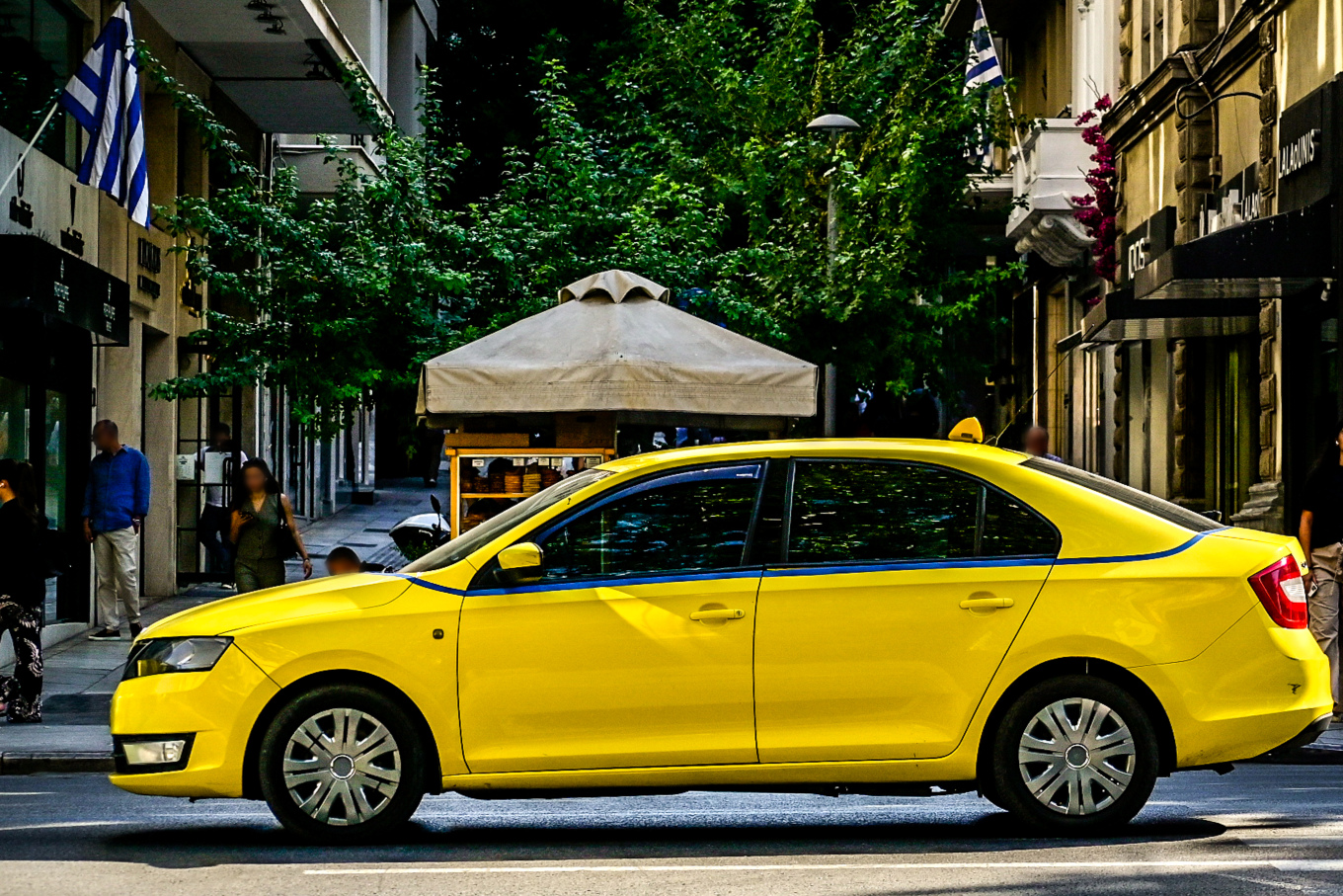 A taxi driver in Volos was beaten with a broomstick and sent to the hospital