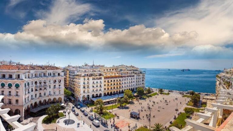 Unbelievable incident: A 2-year-old and a 4-year-old were wandering down a main boulevard in Thessaloniki