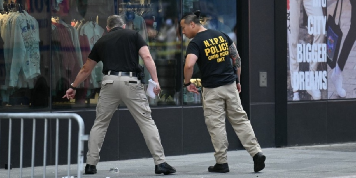 VIDEO: Terror in Times Square: Police shot a woman who stabbed two people