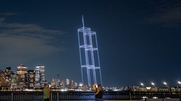 September 11: 2,977 drones “lifted” the Twin Towers in New York