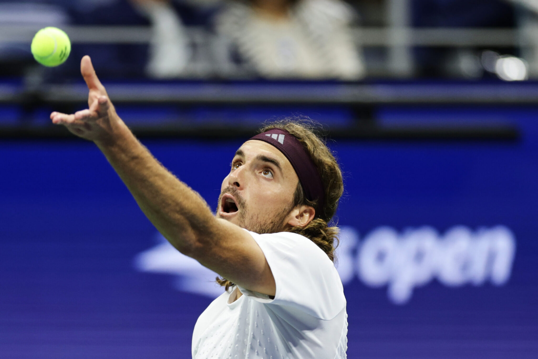 Tsitsipas Dominates, Advances Easily to the Round of 32 at the Shanghai Masters, Notching His 400th Career Victory