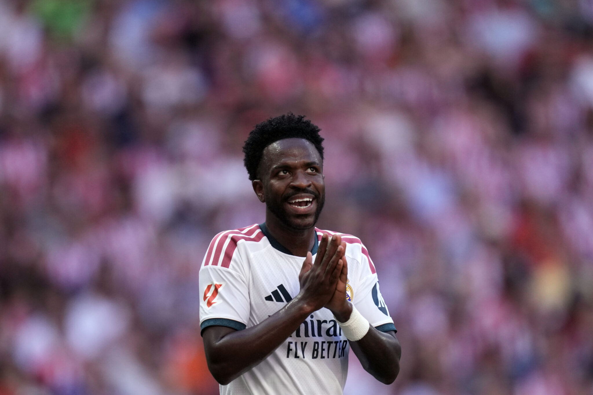 Vinícius shoved a la liga official after being sent off (VIDEO)