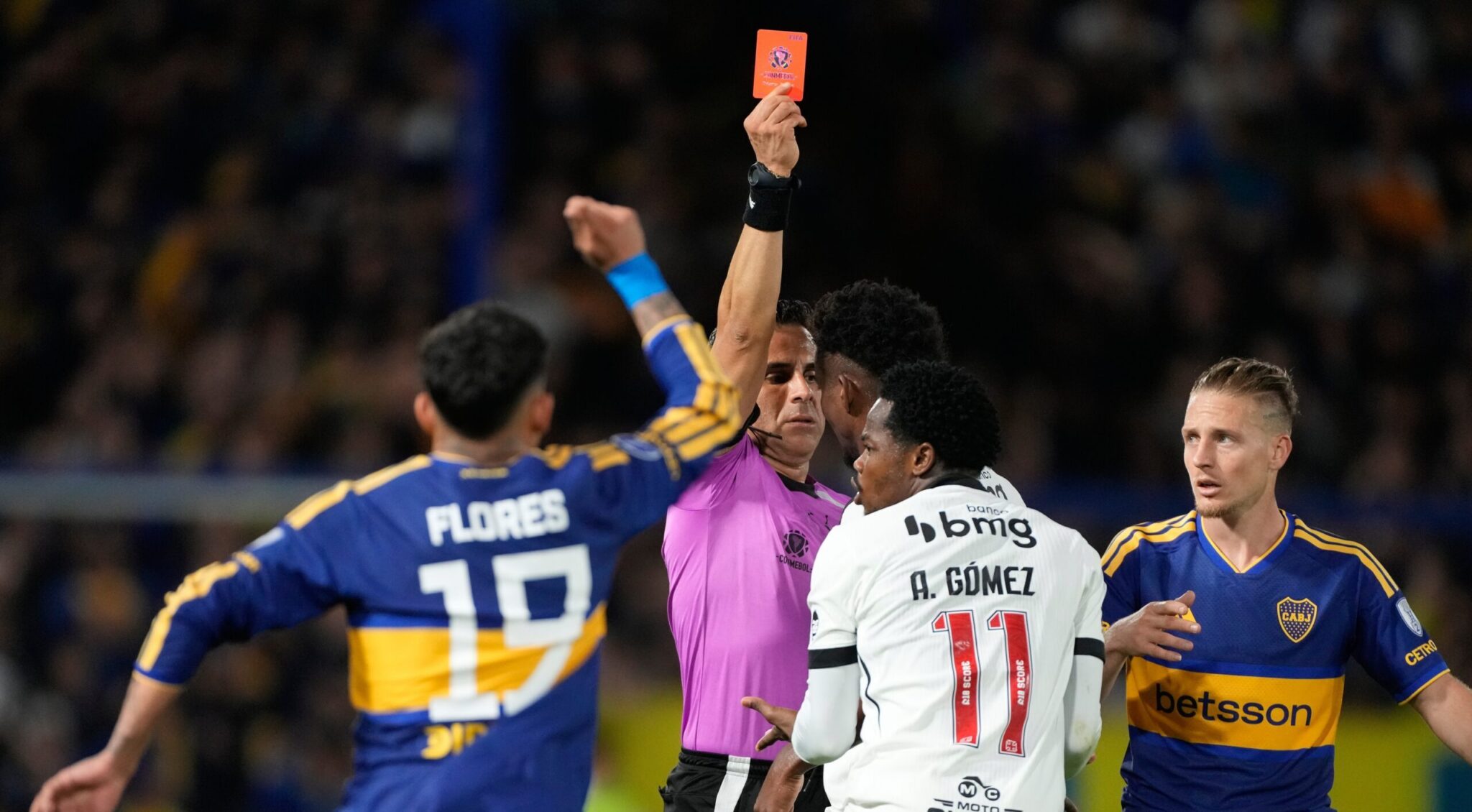 Andrés gómez’s unbelievable ejection at the “bombonera” – He shoved the referee and received a second yellow card in the same play (VIDEO)