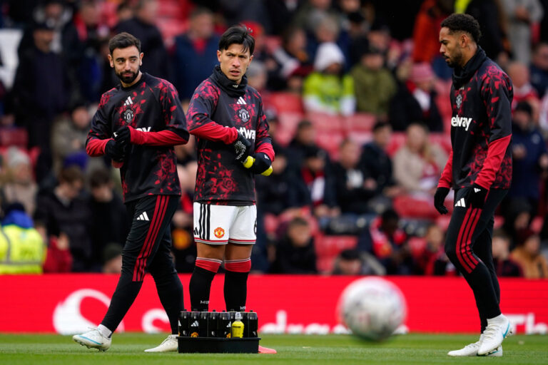 “Barcelona sets its sights on united’s martínez”
