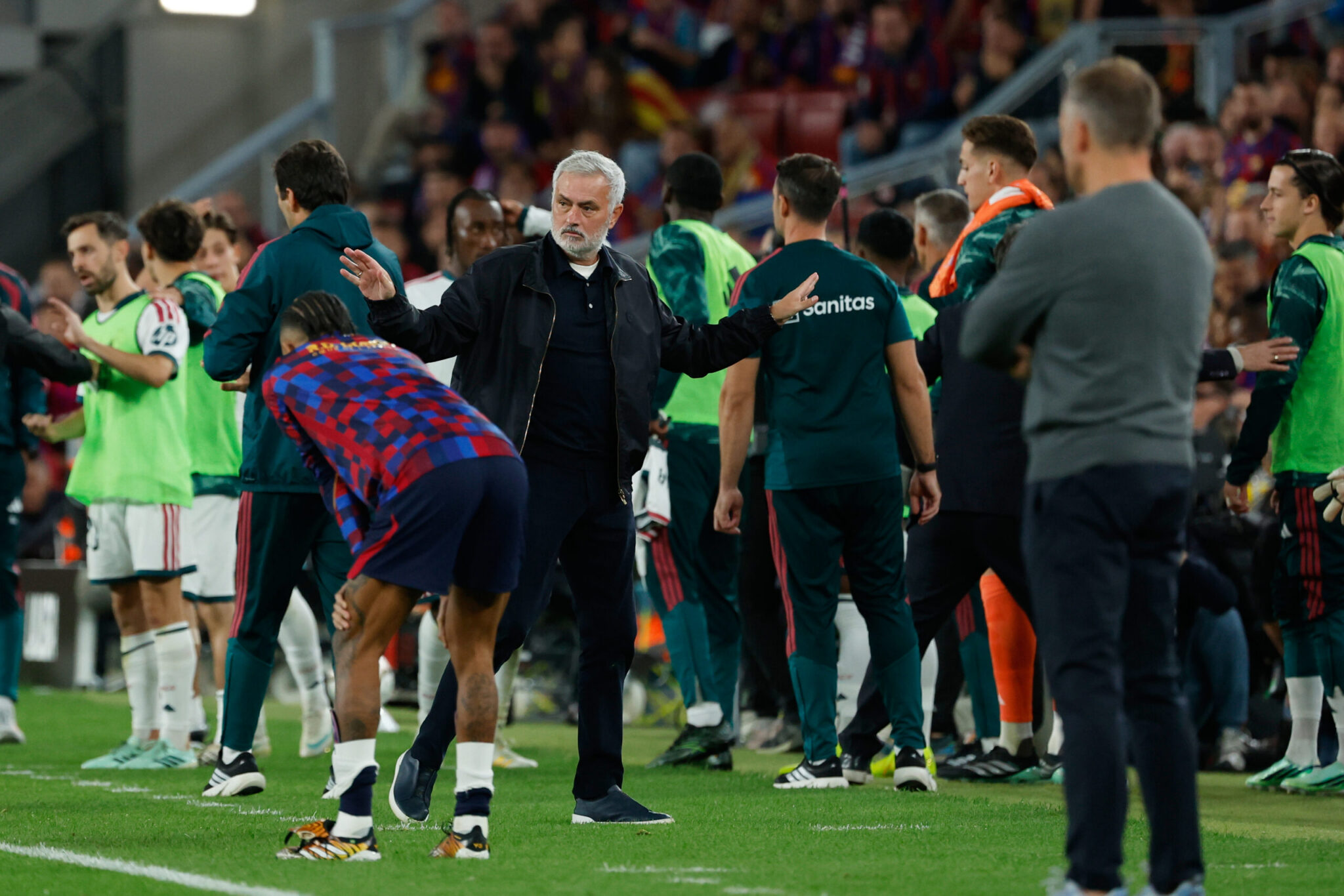 Another iconic celebration by Mourinho at Camp Nou: On his knees with his tongue sticking out (VIDEO)