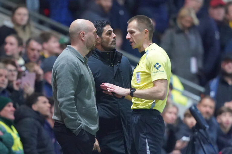 Drone interrupts Fleetwood-Arsenal match; commotion and chants in the stands