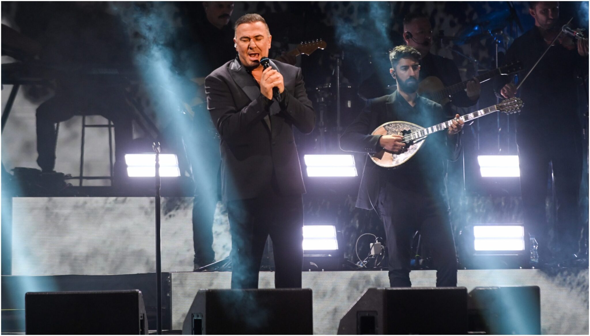 The five artists who performed alongside Antonis Remos at the big concert put on a spellbinding show