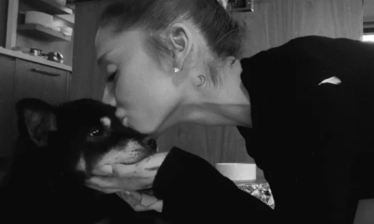 Ariana Grande: A touching “goodbye” to Coco, the dog she grew up with