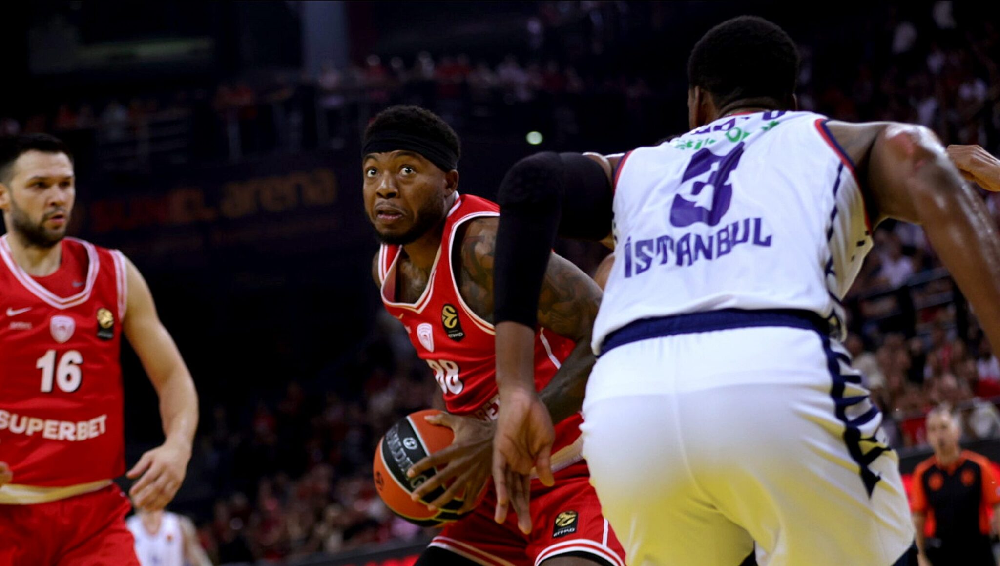 Olympiacos “wiped the floor” with Efes just for fun, getting off to a strong start at SUNEL Arena