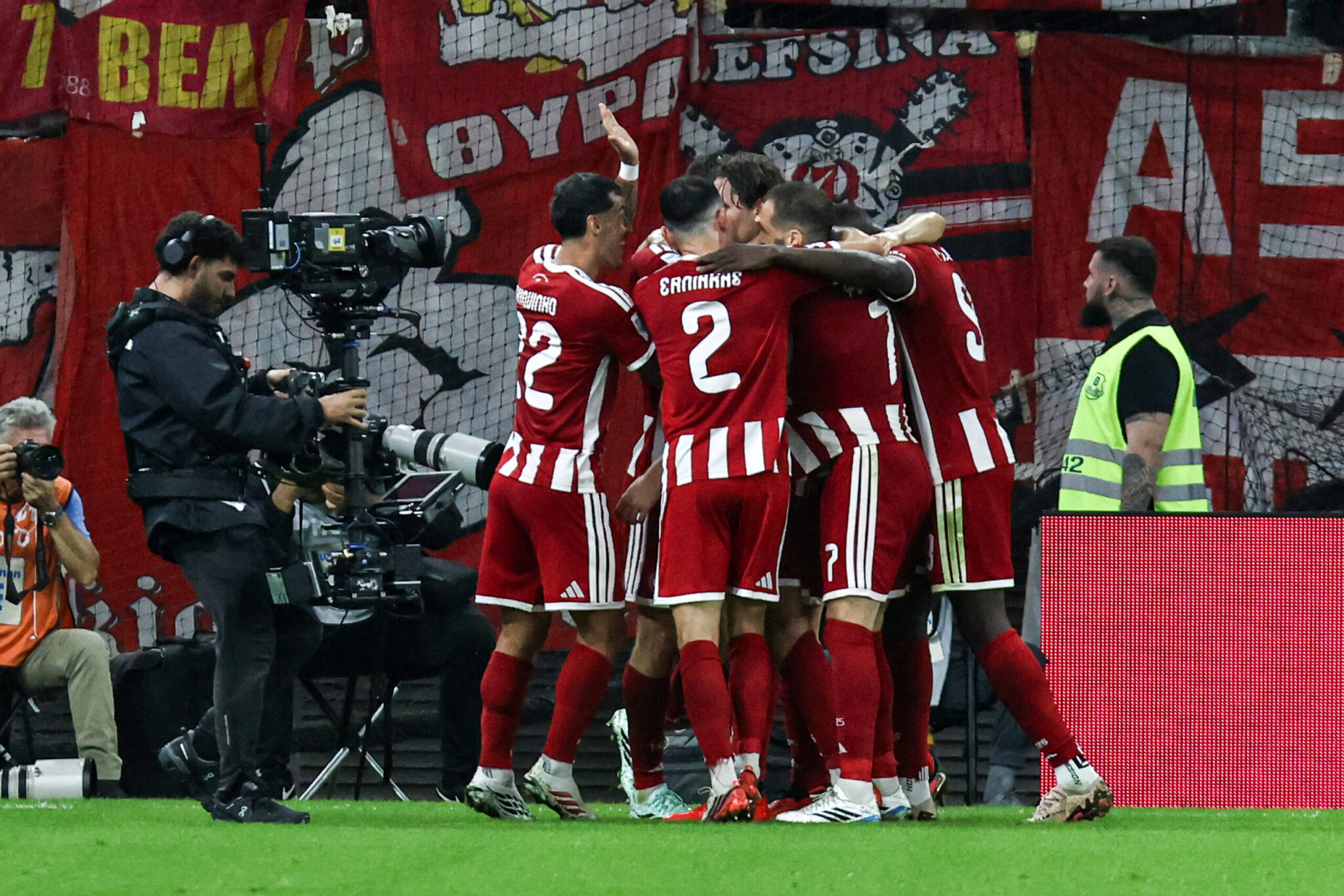 A spirited Olympiacos ended Panathinaikos’s unbeaten streak with 10 players