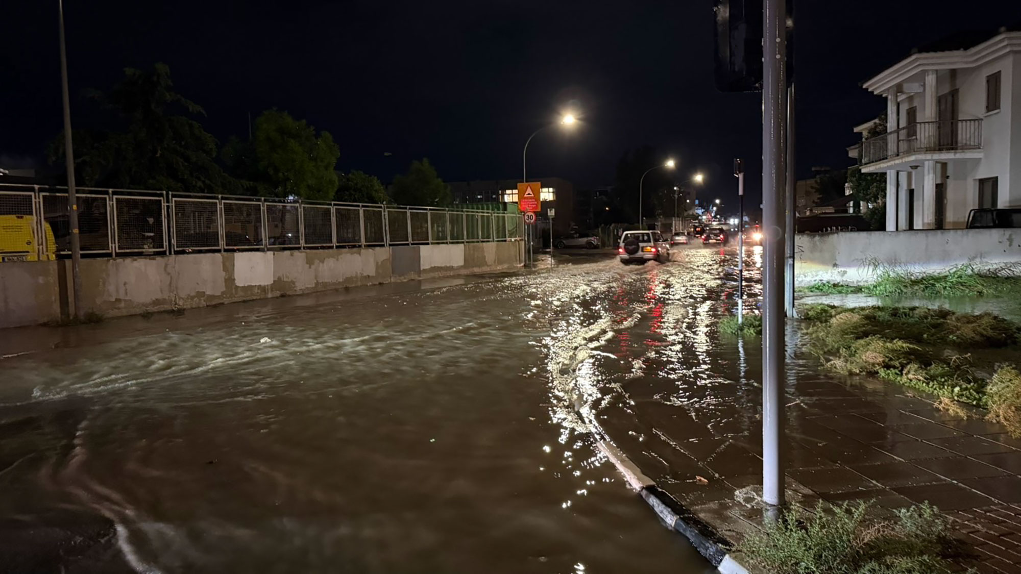 Severe weather sweeps through Cyprus: Problems by district; authorities remain on alert until morning