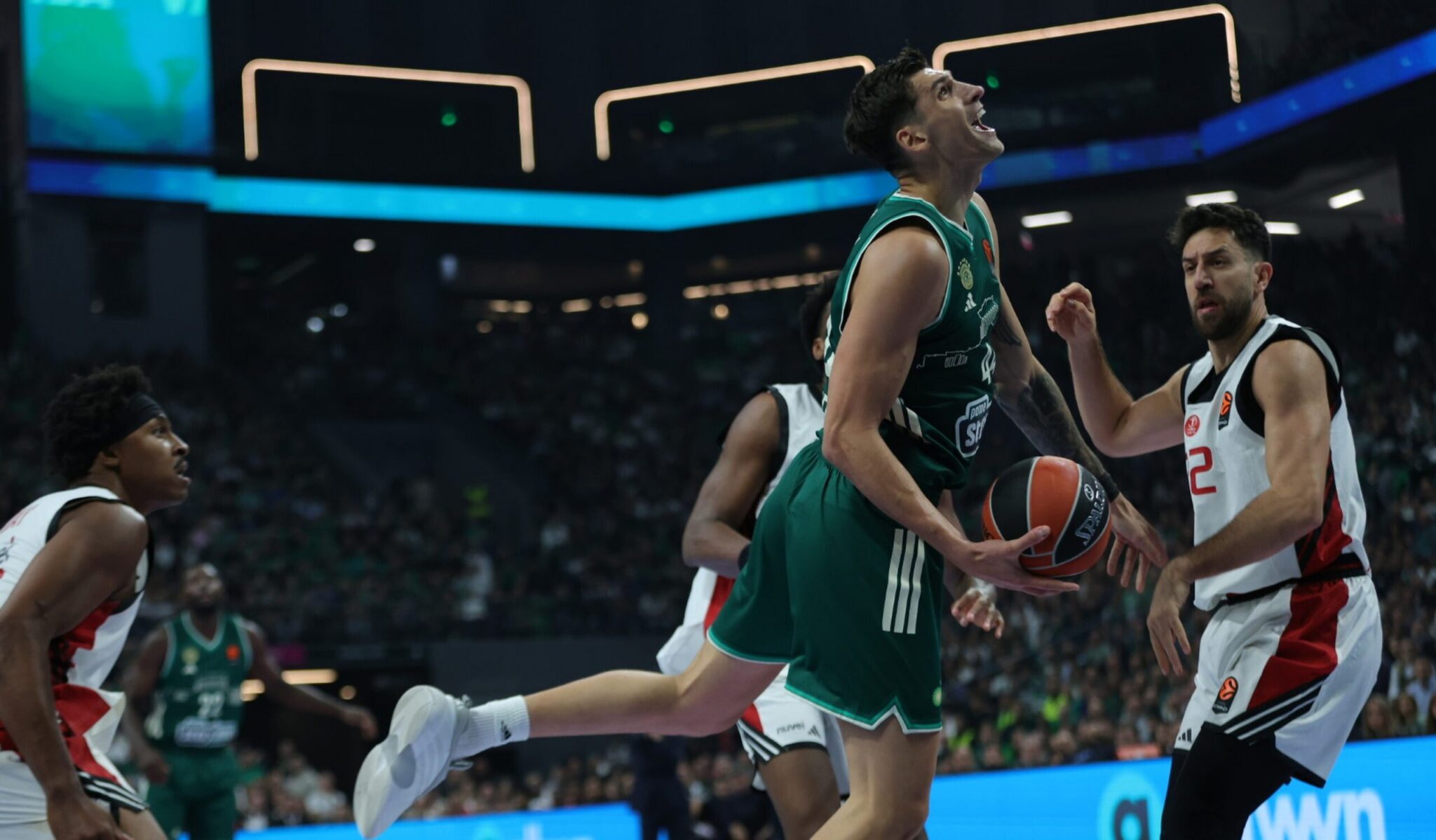 Telekom Center Athens “froze”: Mitoglou took a hit to his right knee and limped off the court