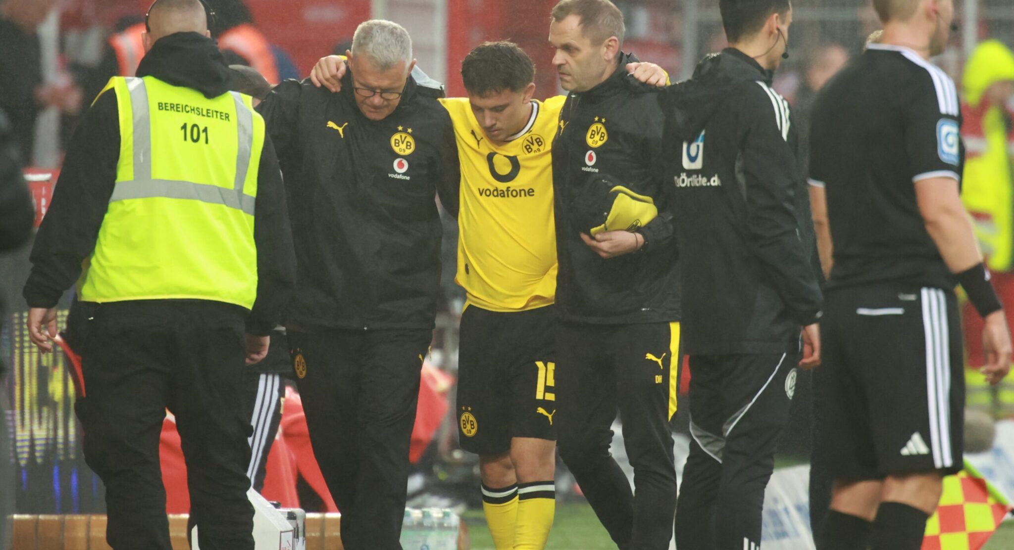 A major setback for Karetsa: He was injured as soon as he entered the game and had to be helped off the field