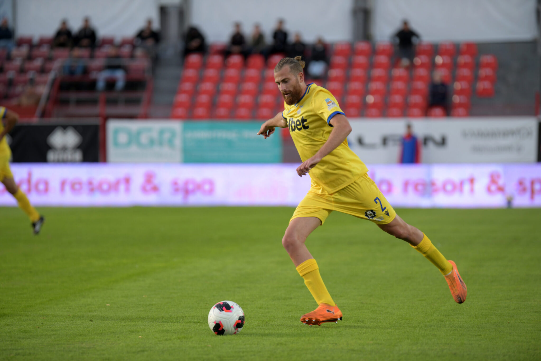 Niki Volos scored twice and stayed alive in the race for qualification