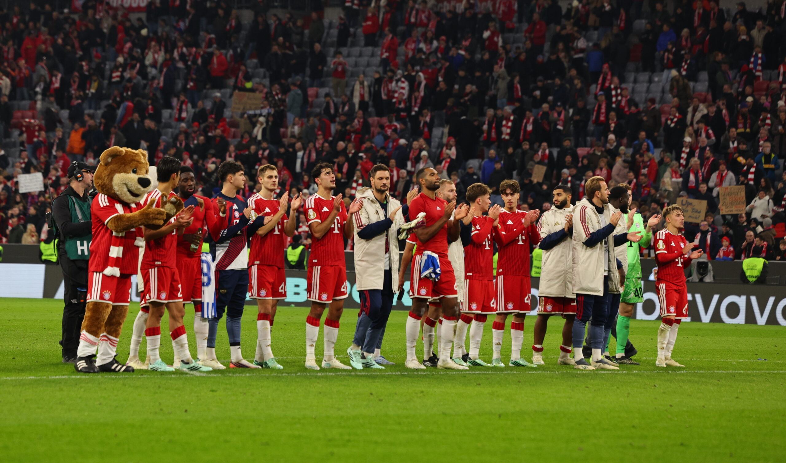 Bayern scores six; Leverkusen pulls off an epic comeback and advances