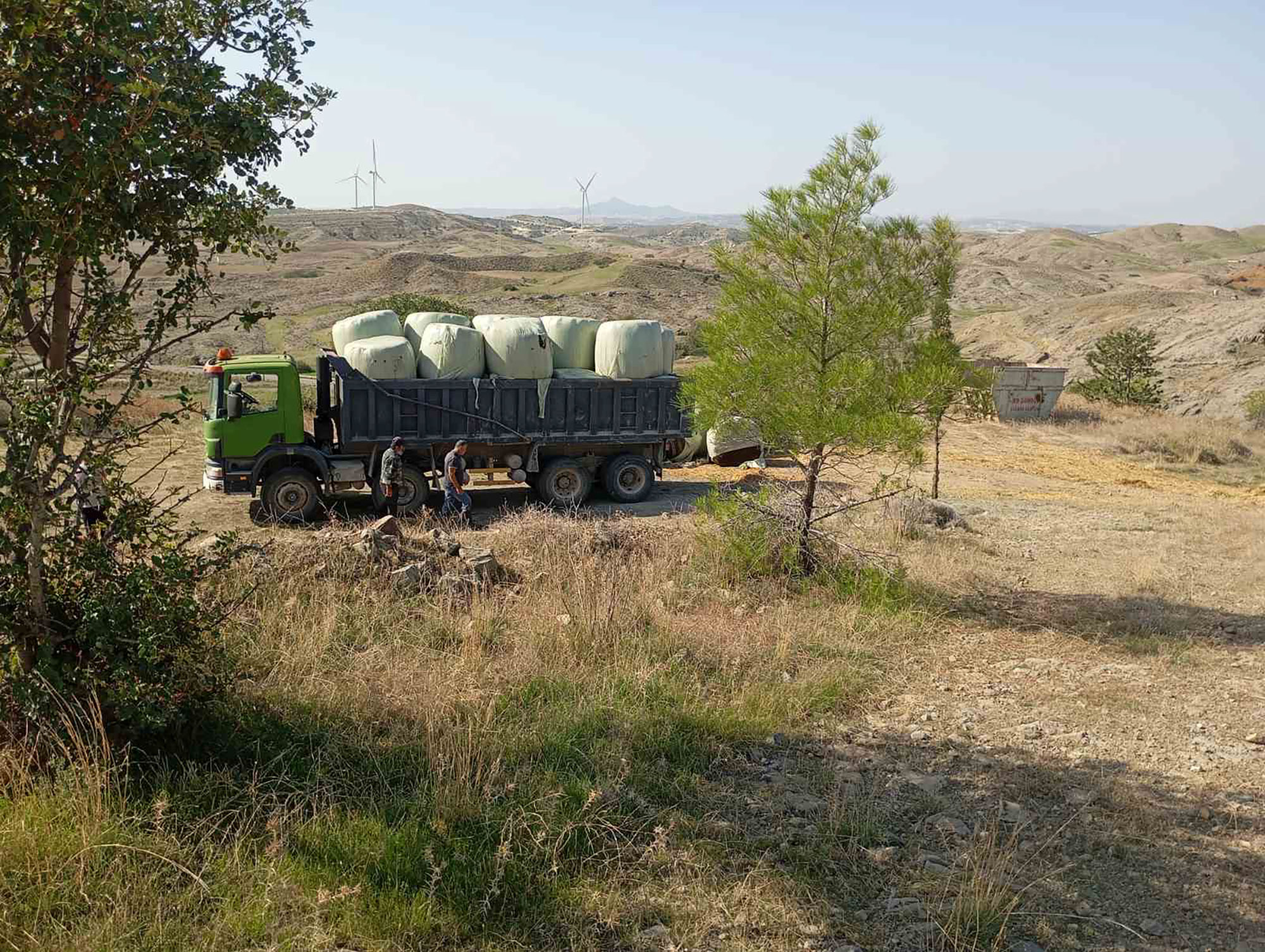 Chaos in Troulos: Farmers drove their tractors into the road to block the burial of contaminated hay bales