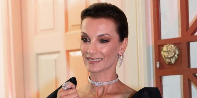 Giota papadopoulou: A proud mother at the october 28 parade – Photos of her children