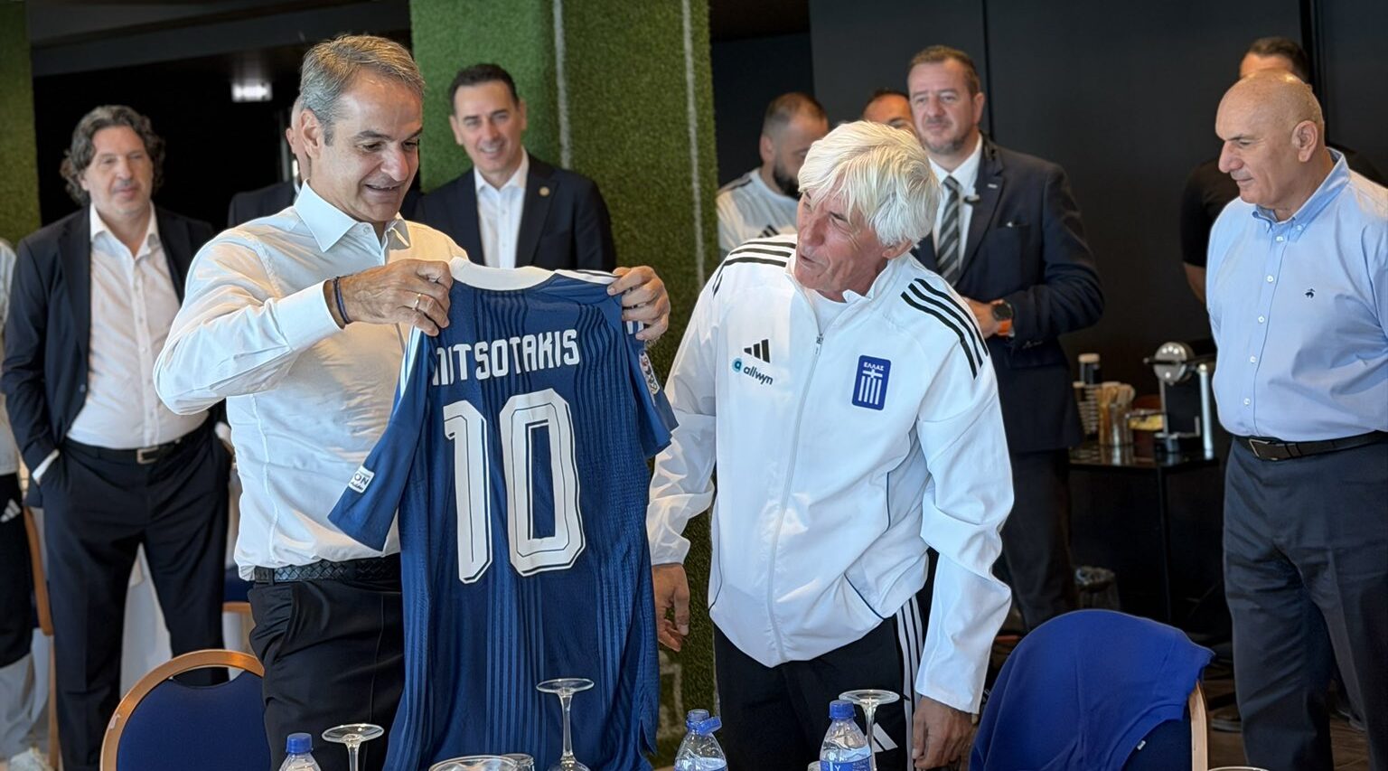 Kyriakos Mitsotakis visited the Greek national team and received the jersey with the number “10” on it