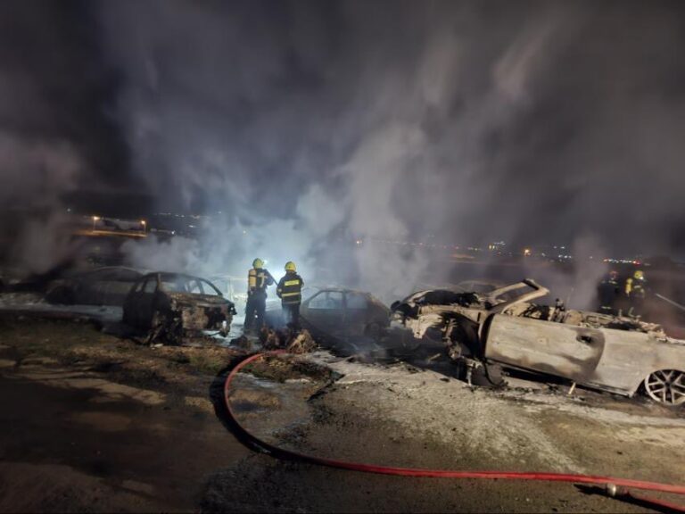 PHOTO: 22 vehicles engulfed in flames in Nicosia; investigation into the cause