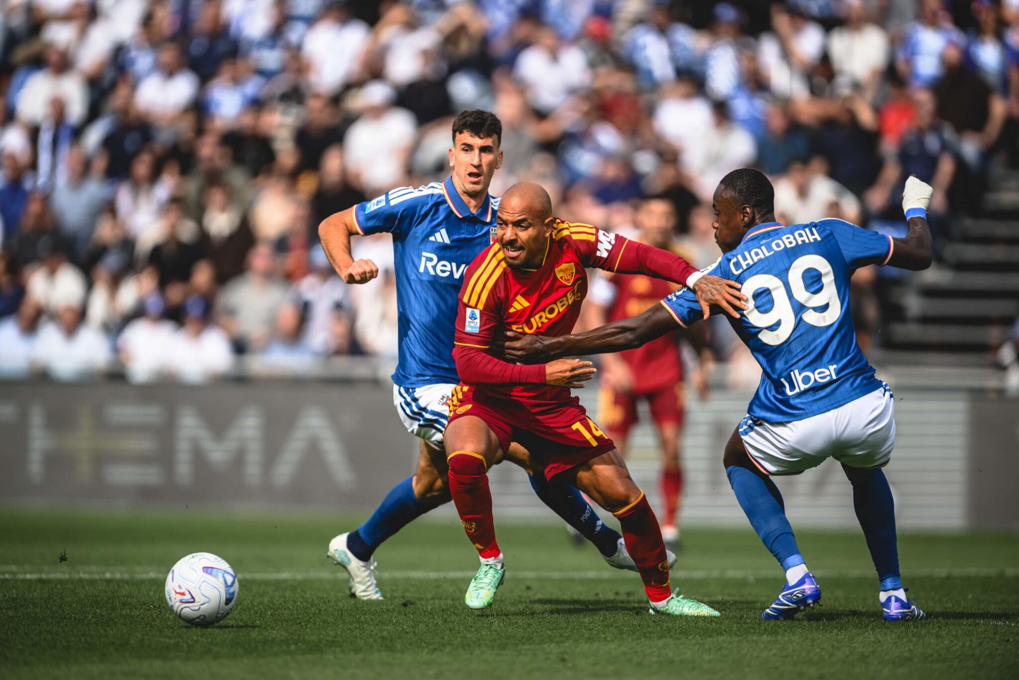A hard-fought point for 10-man Roma in Como