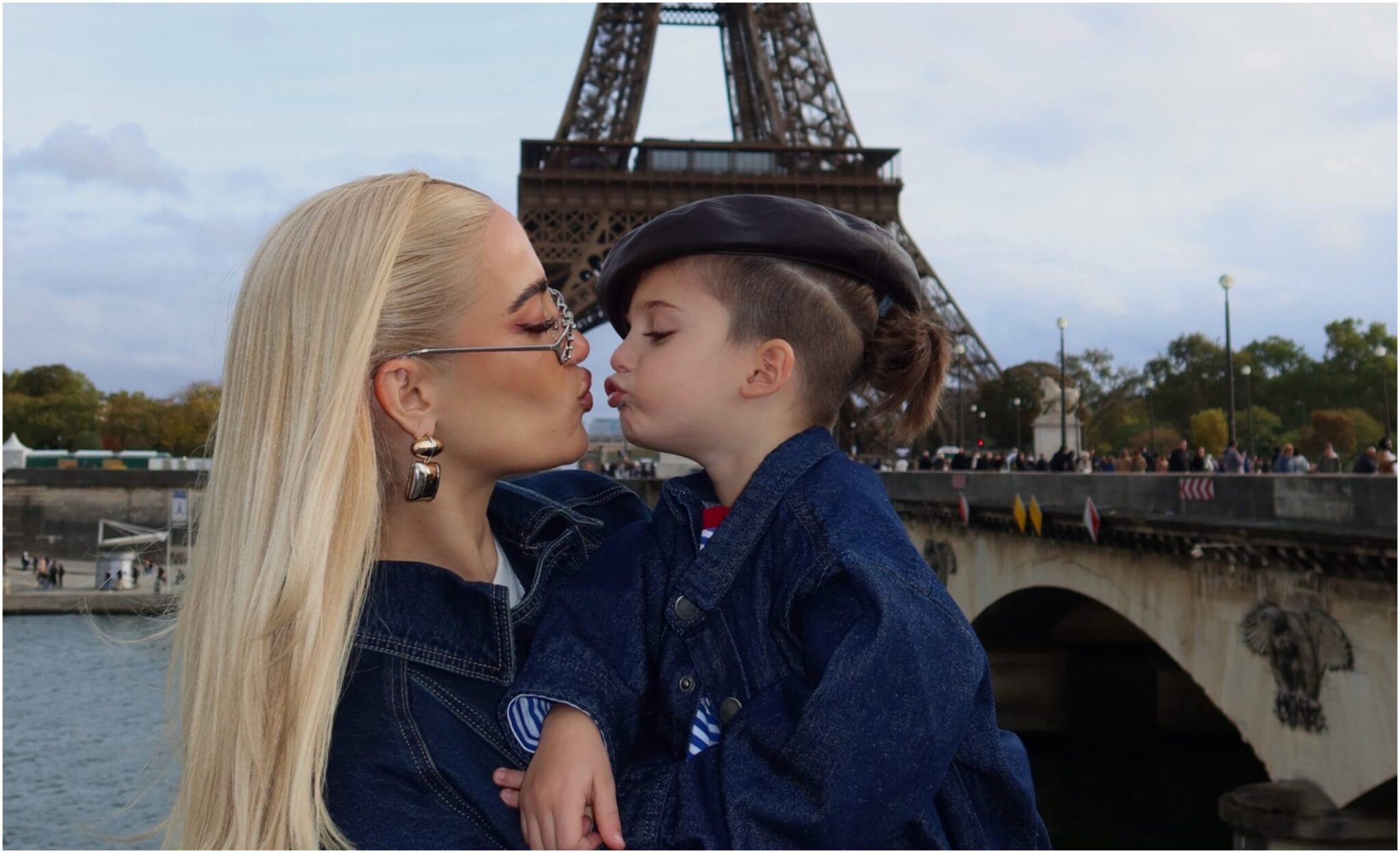 Ioanna Tounis: Heartwarming photos of little Paris in front of the Eiffel Tower
