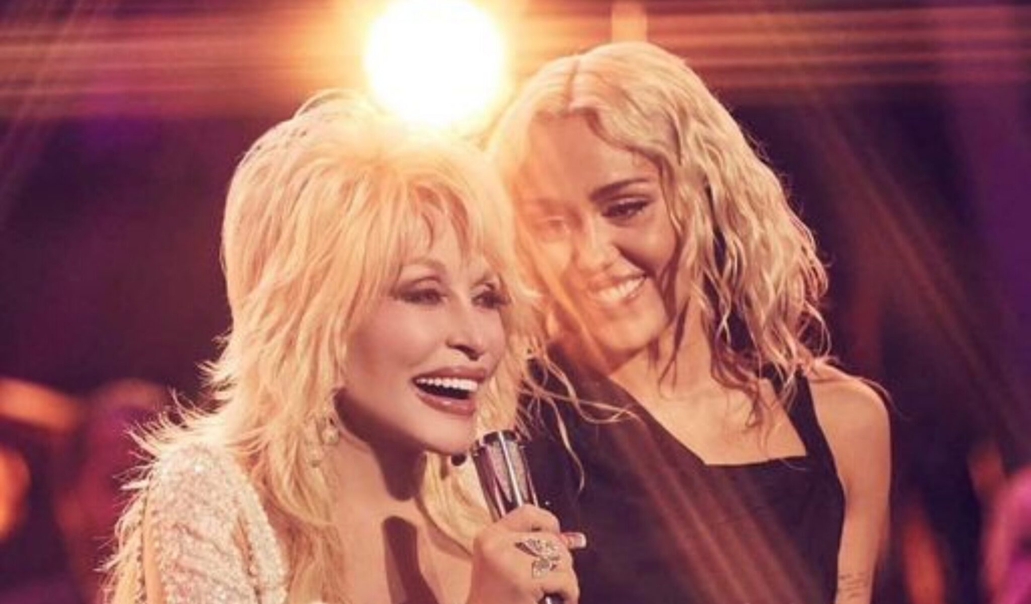 Miley Cyrus: She broke down emotionally on stage while honoring her godmother, Dolly Parton (VIDEO)