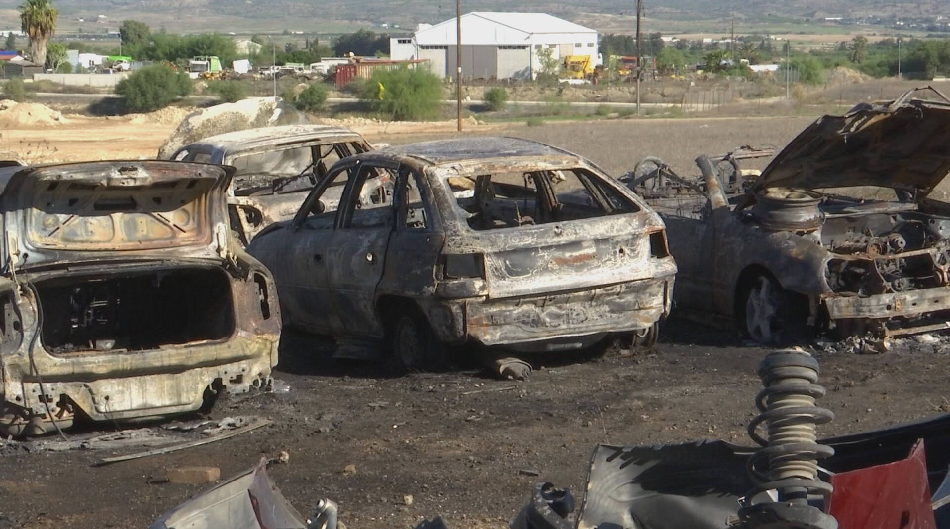 Mystery surrounds the fire that destroyed 22 vehicles in Kaimakli; a suspicious vehicle is under scrutiny