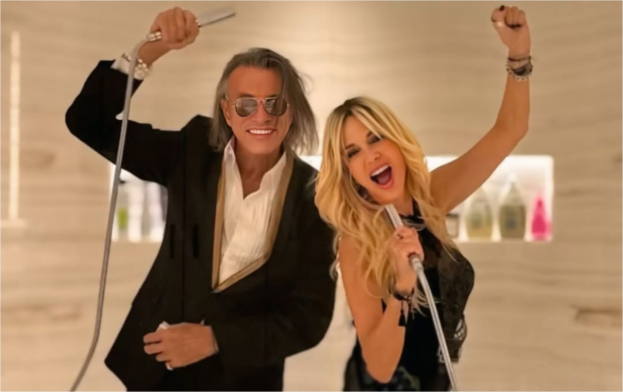 Anna Vissi and Ilias Psinakis dressed up as “Vissi–Karvelas” for Halloween (PHOTO)