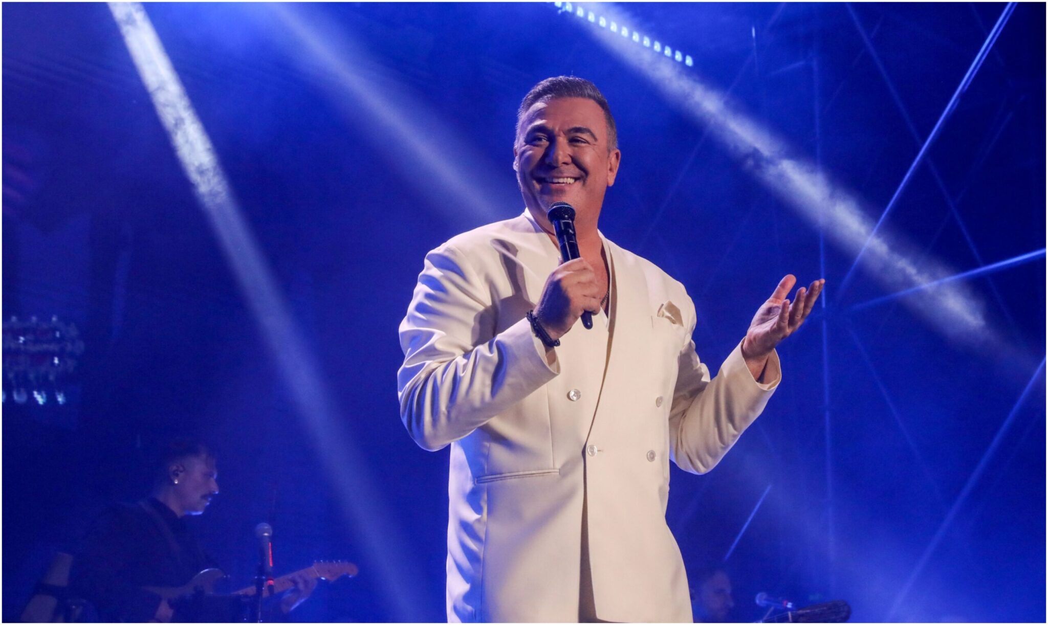 Thousands of spectators cheered Antonis Remos at his big anniversary concert in Nicosia