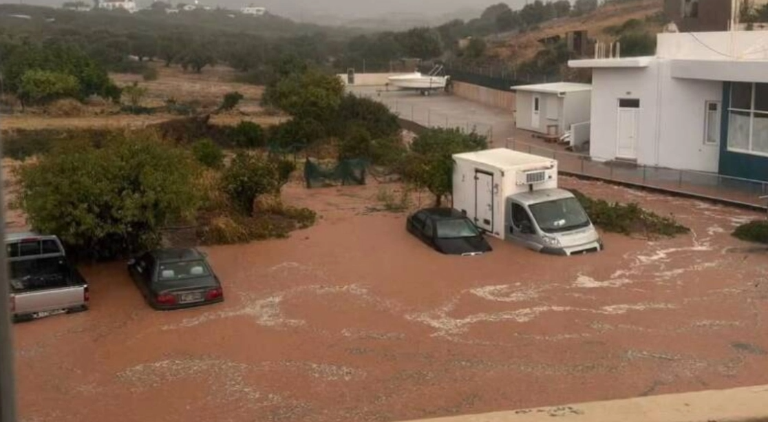 Severe weather “hit” Crete: One dead, streets turned into rivers of mud, and widespread destruction