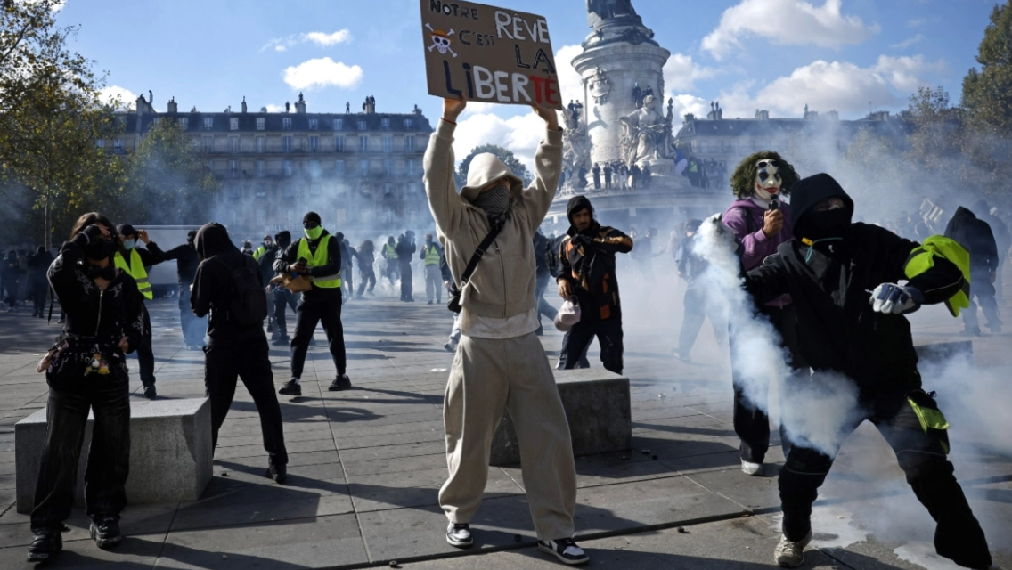 France is in flames: Clashes involving tear gas and fireworks at protests against rising prices (VIDEO)