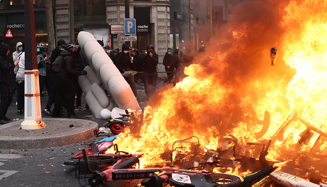France in flames: Looting, raids on city halls, and the mutilation of a protester (VIDEO)