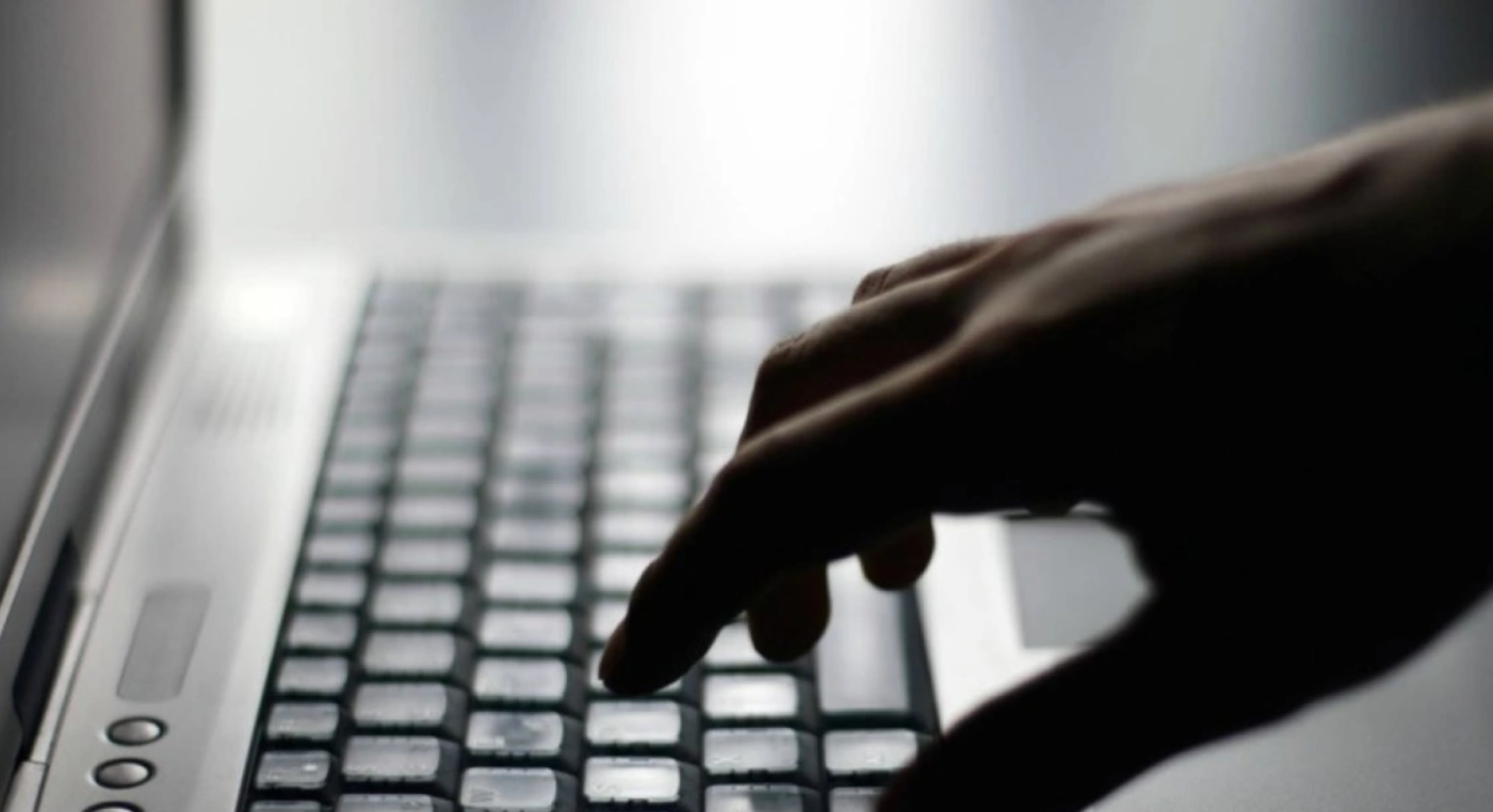 A mother in Volos is accused of sexually abusing her underage daughter and distributing videos for money