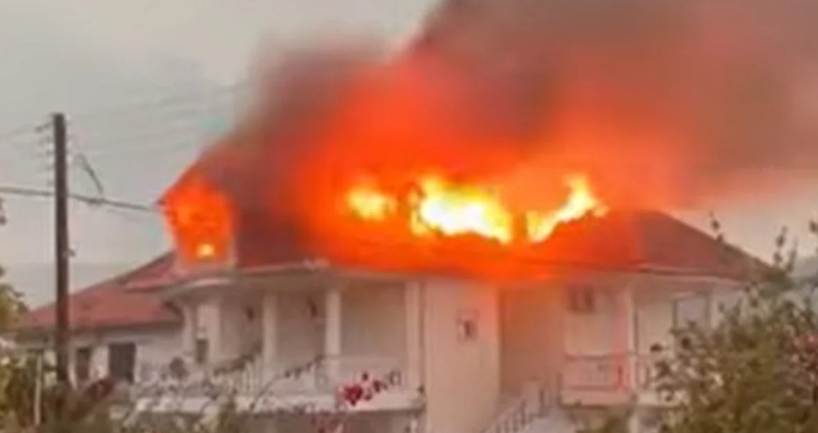 VIDEO: Fire in a house in Parga after a lightning strike