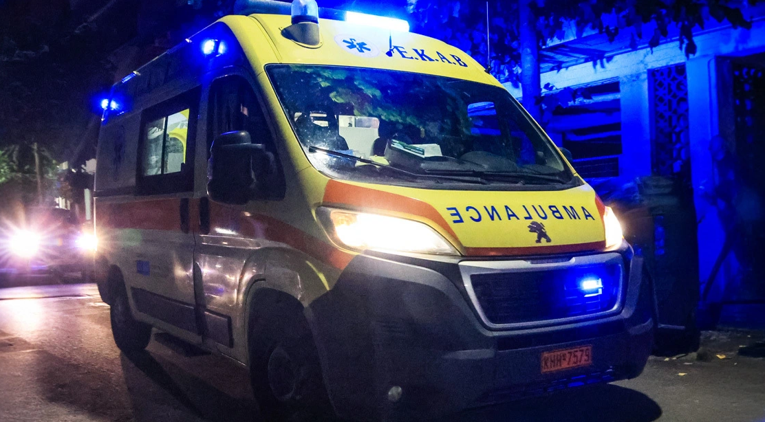 A young Panathinaikos fan lost a finger after a firecracker exploded in his hand in Volos