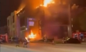 Fire at a car dealership in Glyfada; an adjacent apartment building was evacuated