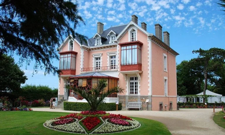 Villa les rhumbs: The pink mansion that gave birth to the world of christian dior