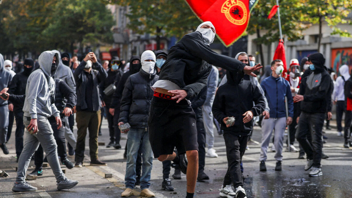 Chaos in Albania: Protesters threw stones at the Parliament and government ministries and set trash cans on fire (VIDEO)
