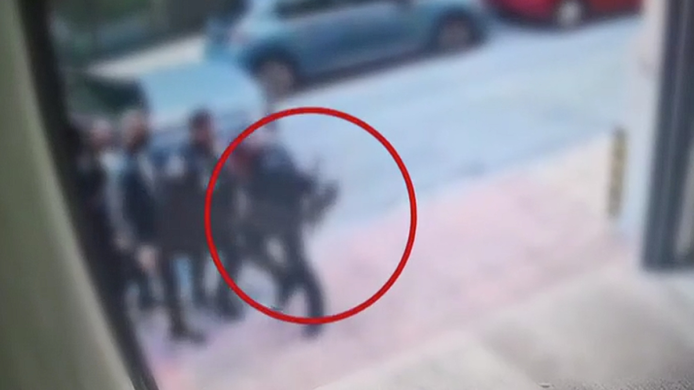 A police officer in Thessaloniki threw his vest, baton, and gun aside to get into an altercation with a civilian