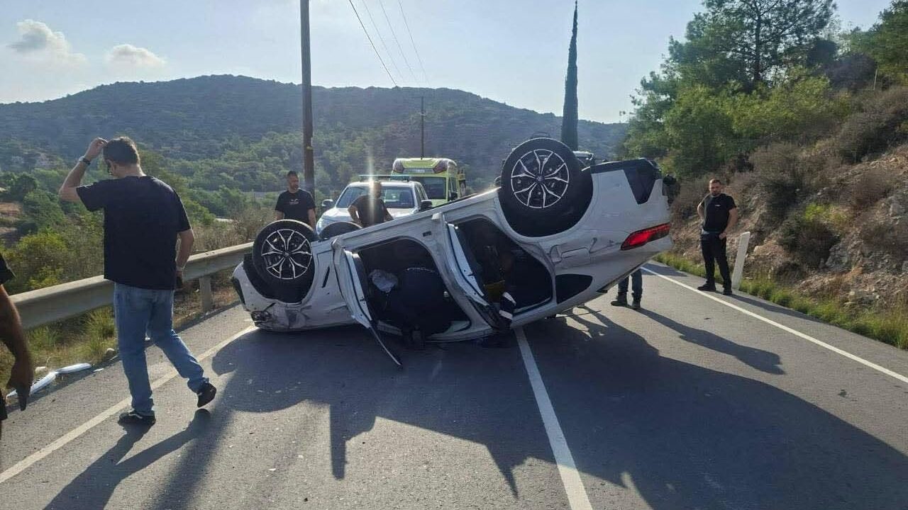 Dramatic moments for a woman: The vehicle she was driving overturned, and she was trapped in the wreckage
