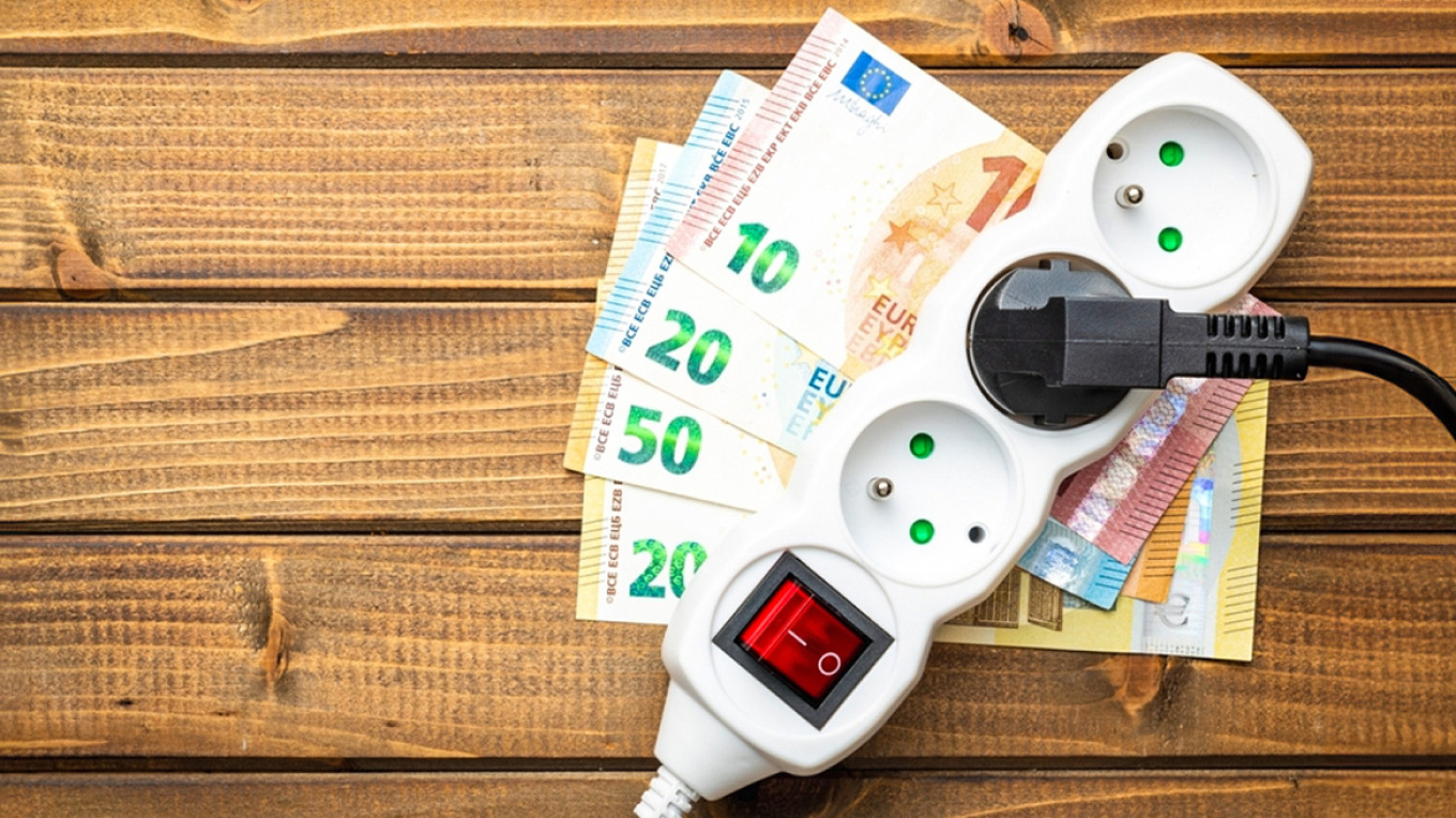 How did the 27% increase in electricity bills come about, and what is the situation regarding the fuel reserves pre-purchased by the EAC?