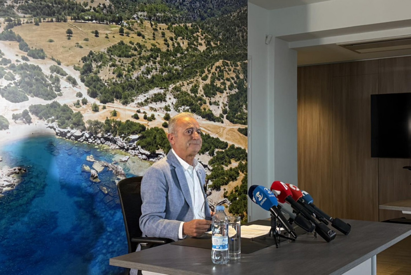 Averof’s rebranding leans to the left