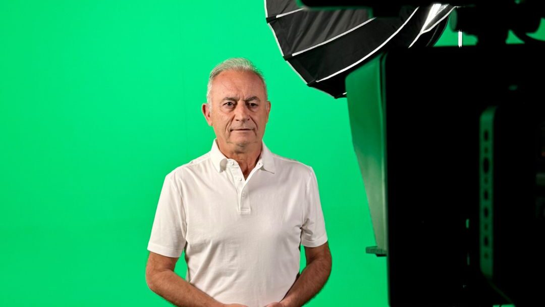 Averof’s mysterious post: He poses in a green screen with casual attire and talks about a “very important day”