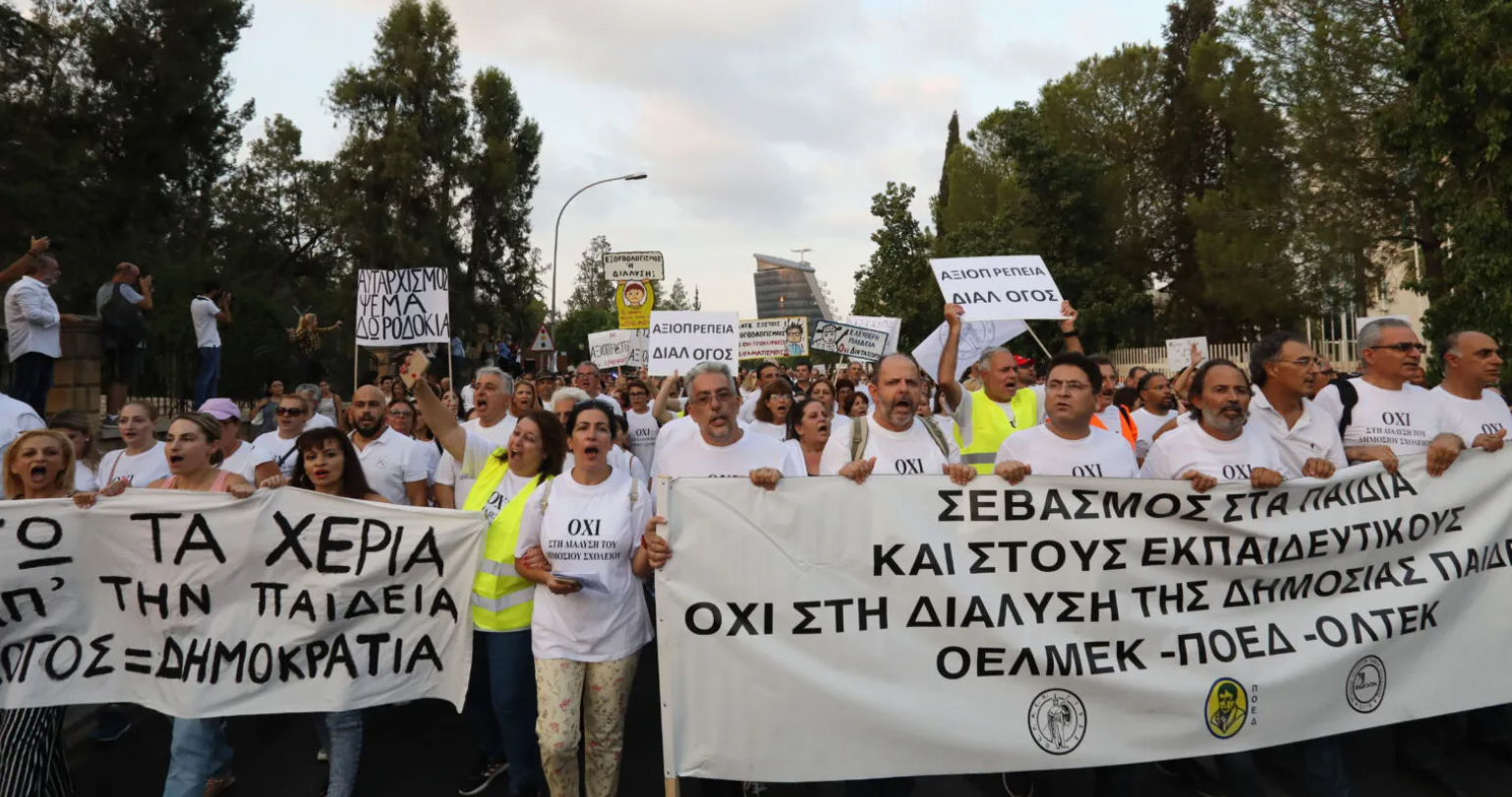 “It’s a matter of dignity”: Teachers gathered outside the Presidential Palace as usual because they didn’t like the new proposal from the Ministry of Education