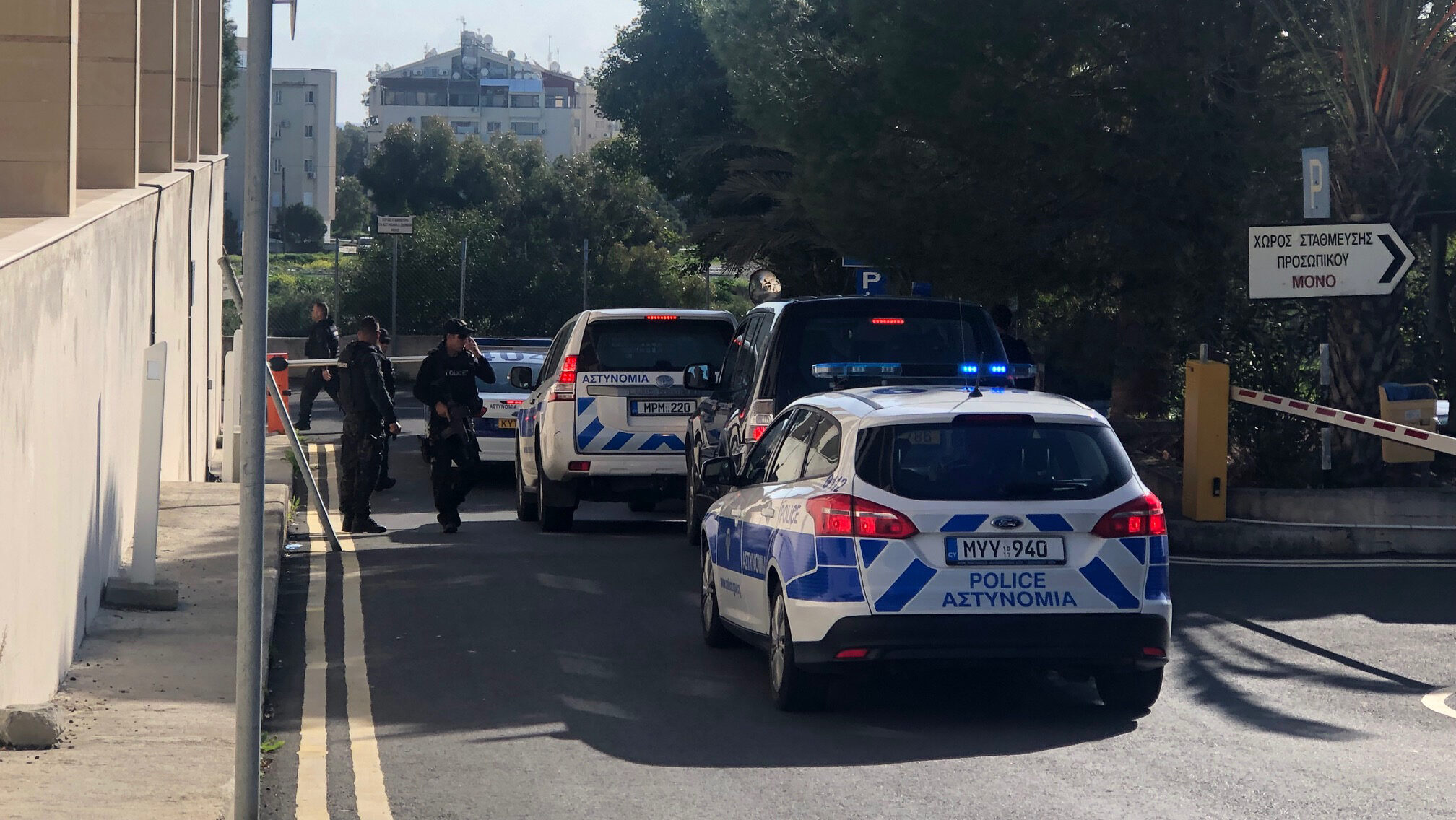They’re “combing” Larnaca for the 18-year-old fugitive: How he managed to escape from the police van outside the courthouse