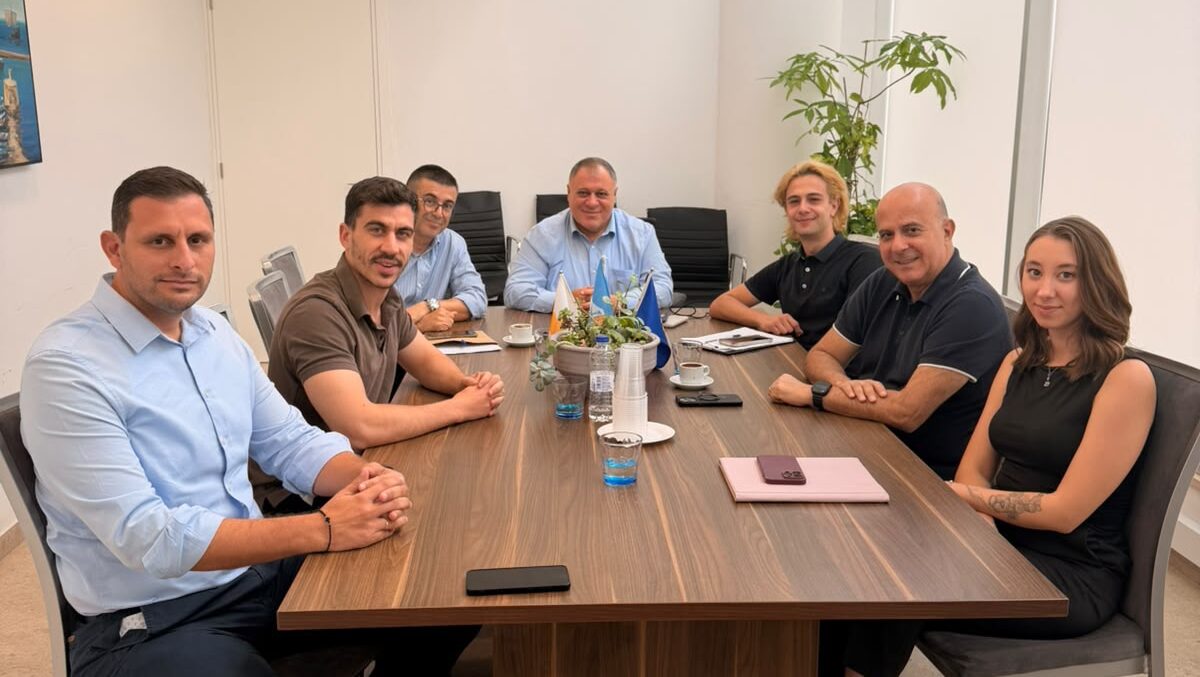 Karoyan gives Phidias proposals he has drafted for Phidias to present in Parliament